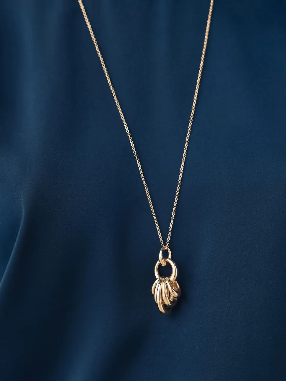 Tonalité d'or - Collier à pendentif cerceau empilé