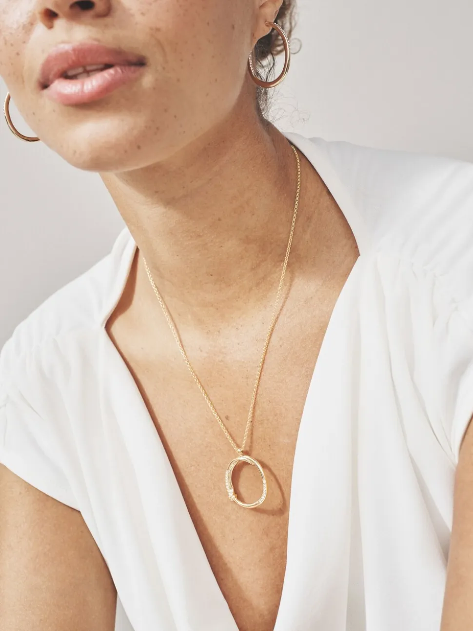 Tonalité d'or - Collier à pendentif cercle ouvert avec détails scintillants