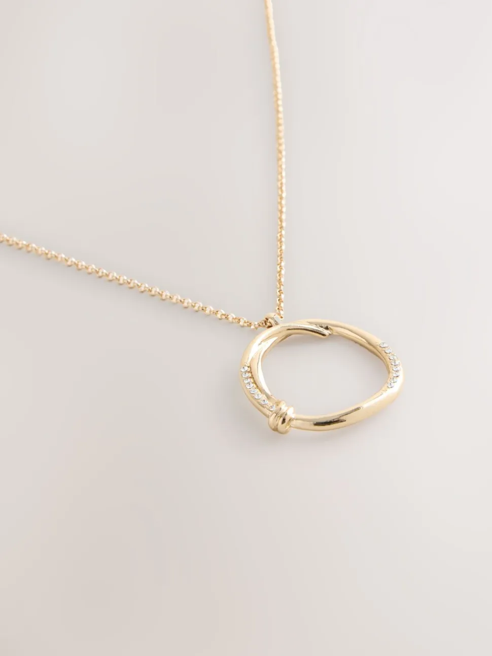 Tonalité d'or - Collier à pendentif cercle ouvert avec détails scintillants