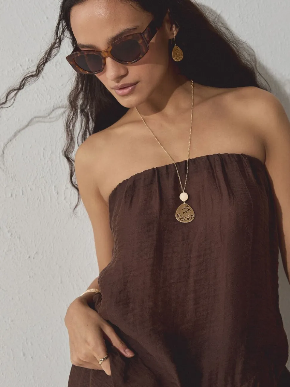Tonalité d'or - Collier avec pendentif détail fleuri