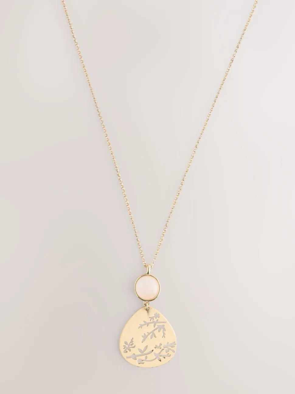 Tonalité d'or - Collier avec pendentif détail fleuri