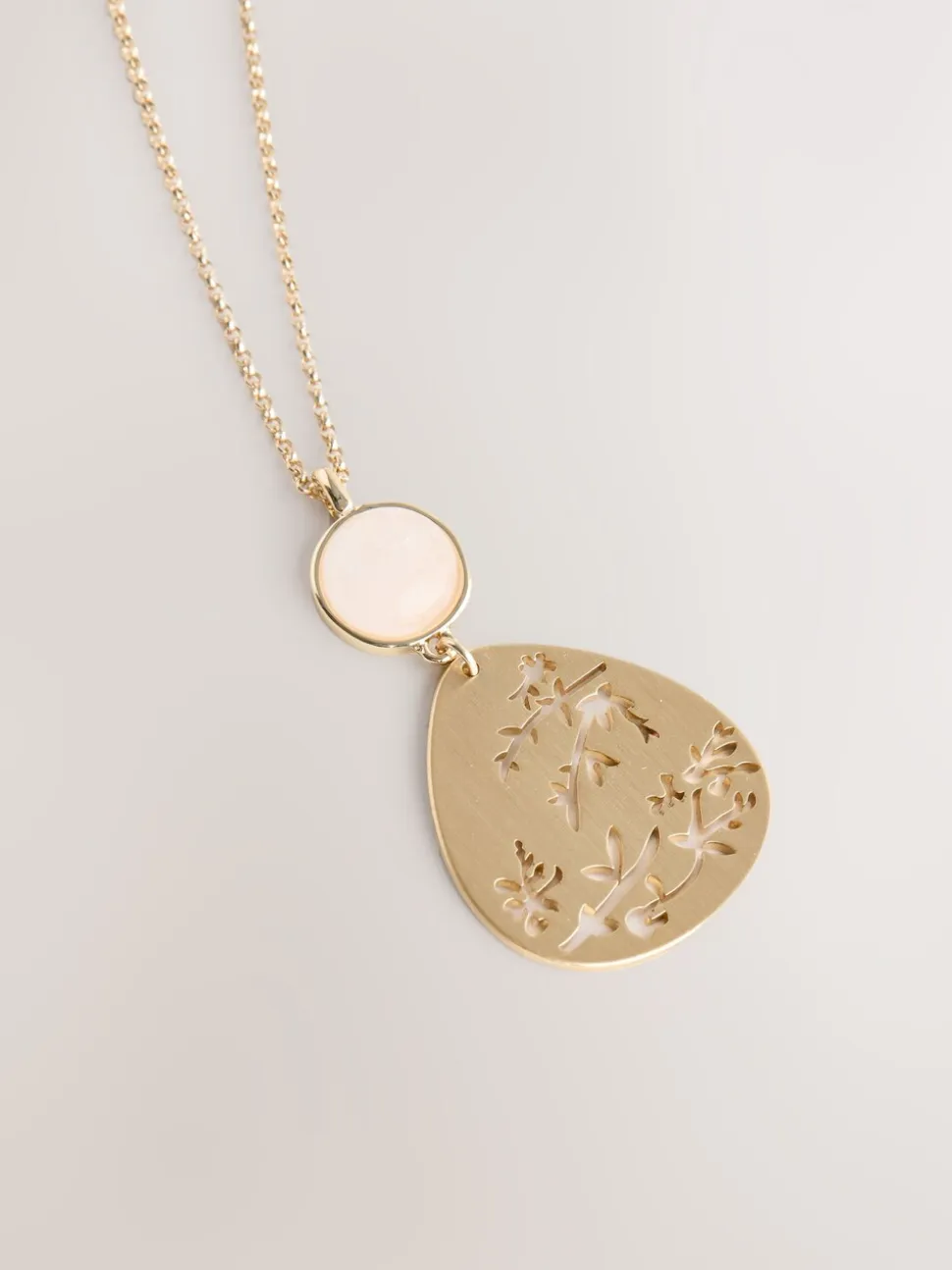 Tonalité d'or - Collier avec pendentif détail fleuri