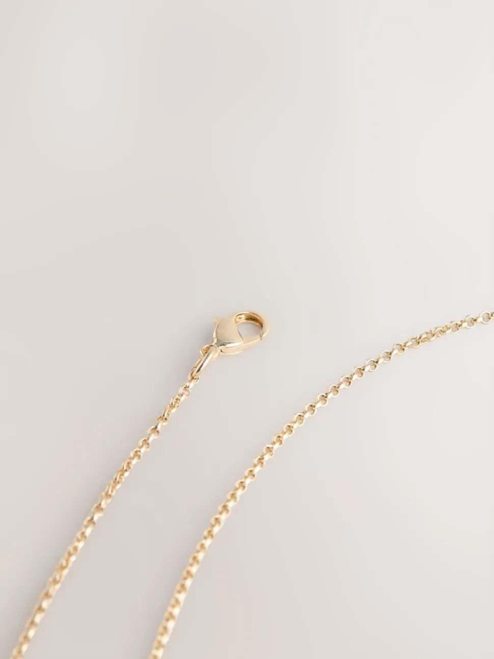 Tonalité d'or - Collier avec pendentif détail fleuri