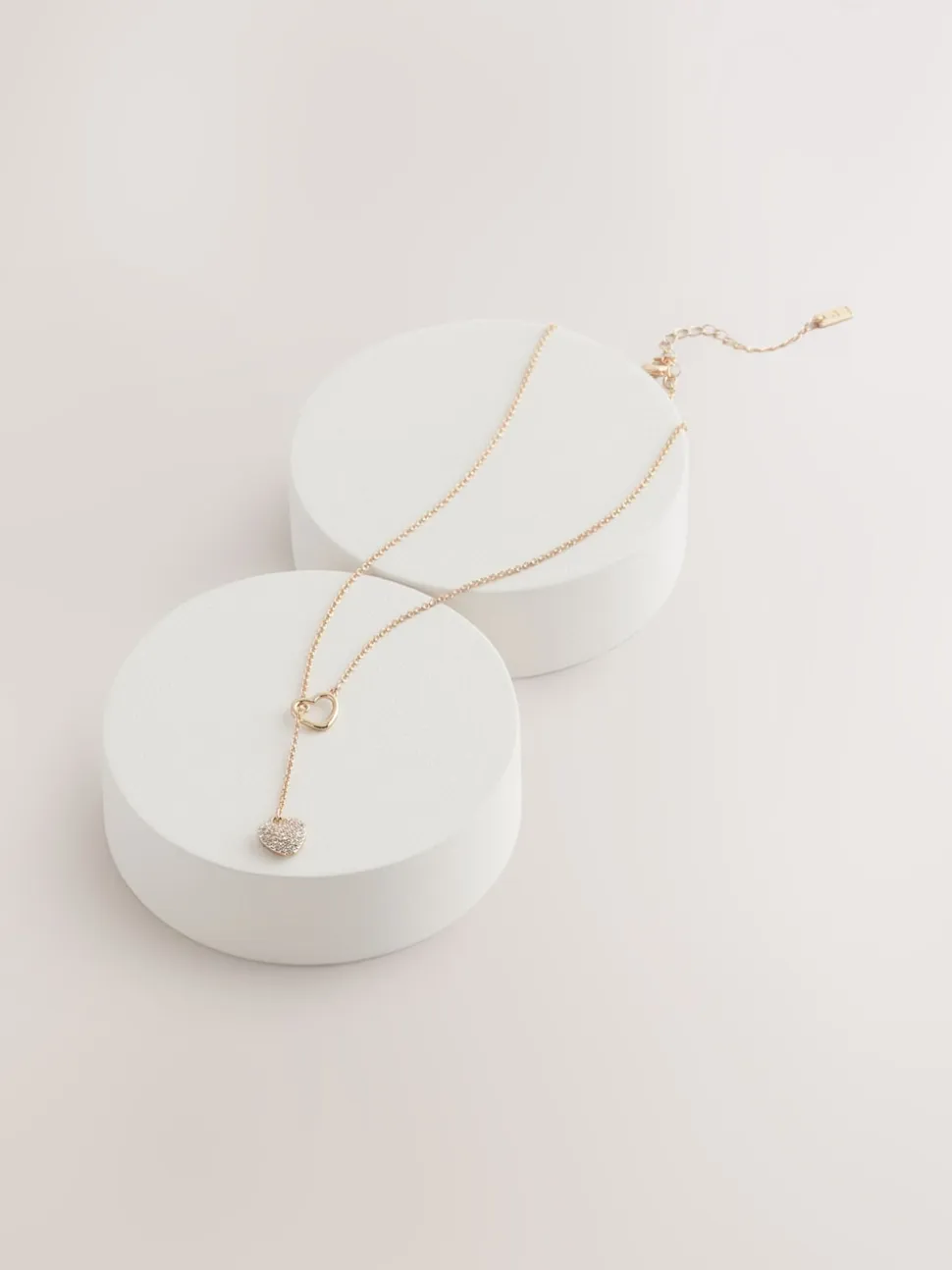 Tonalité d'or - Collier Lariat à fil cœur