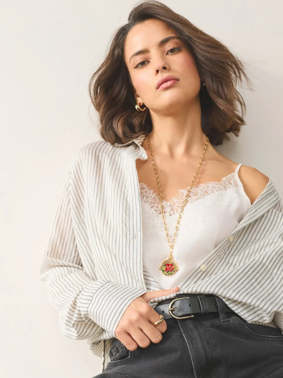 Tonalité d'or - Collier long Fleuri avec barre en T
