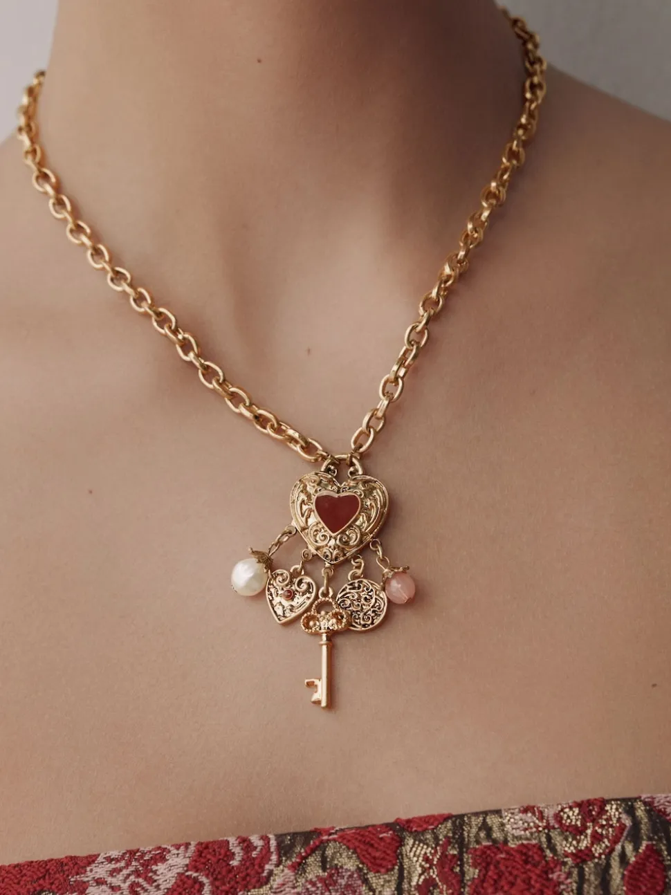 Tonalité d'or - Collier long à breloque cœur en grappe