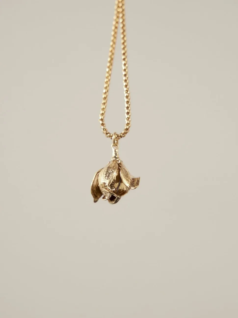 Tonalité d'or - Collier long à fleurs