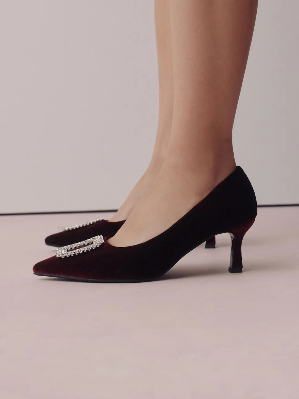 Velours rouge - Chaussures à talons pointus Forever Comfort avec bijoux