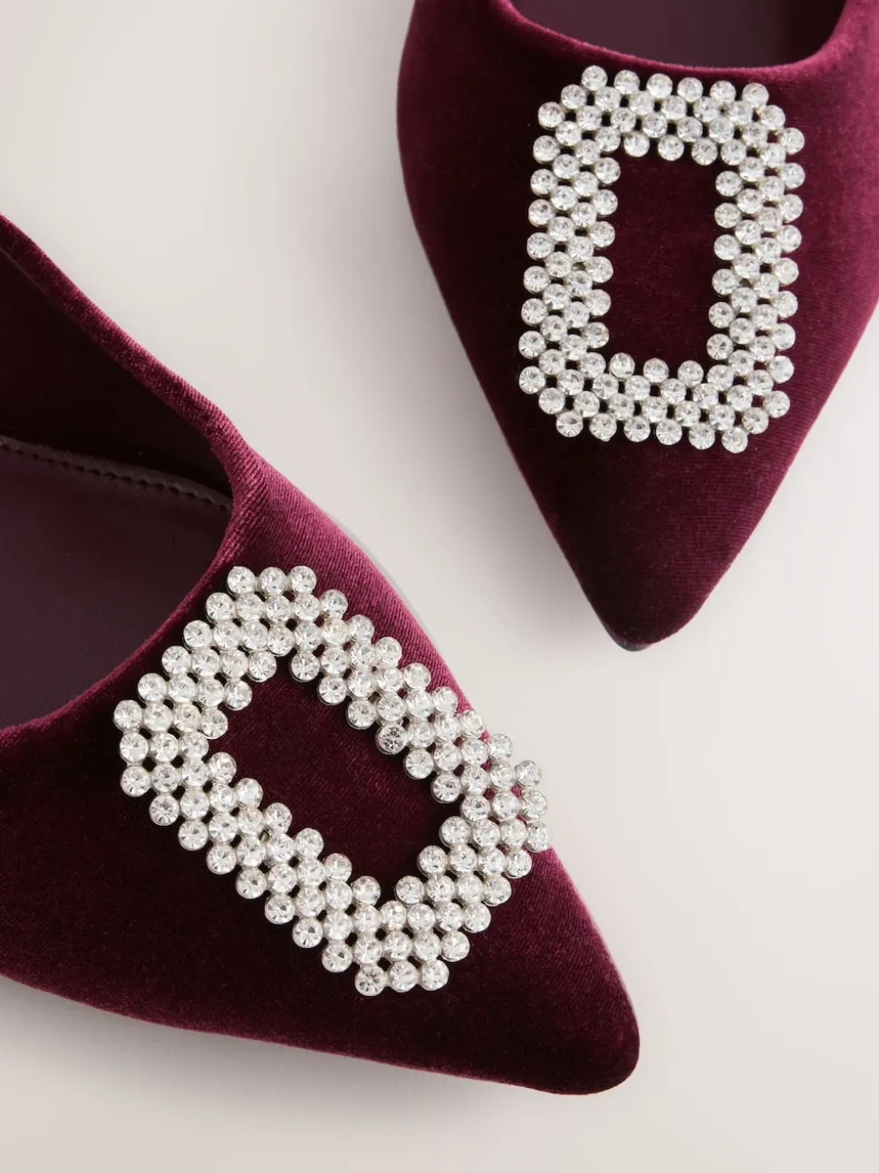Velours rouge - Chaussures à talons pointus Forever Comfort avec bijoux