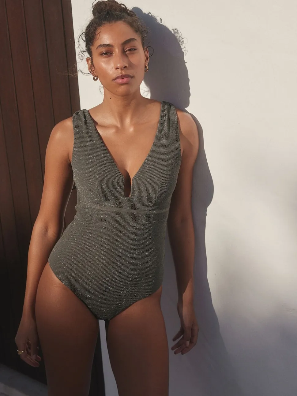 Vert kaki pailleté - Maillot de bain plongeant et galbant avec contrôle du ventre