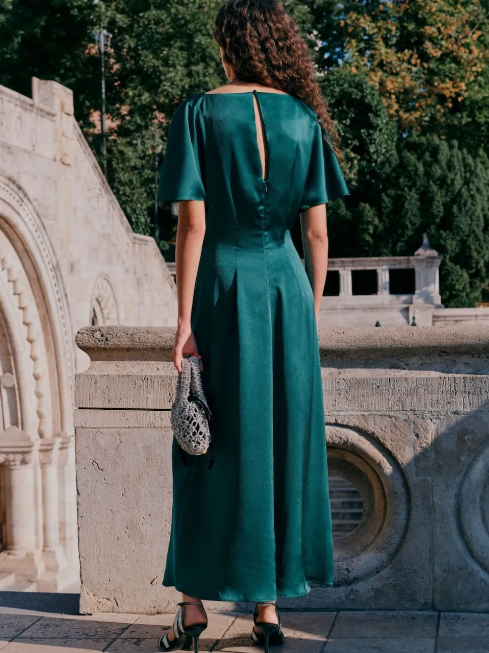 Vert émeraude - Robe mi-longue texturée en Satin à Manches courtes torsadée sur le devant