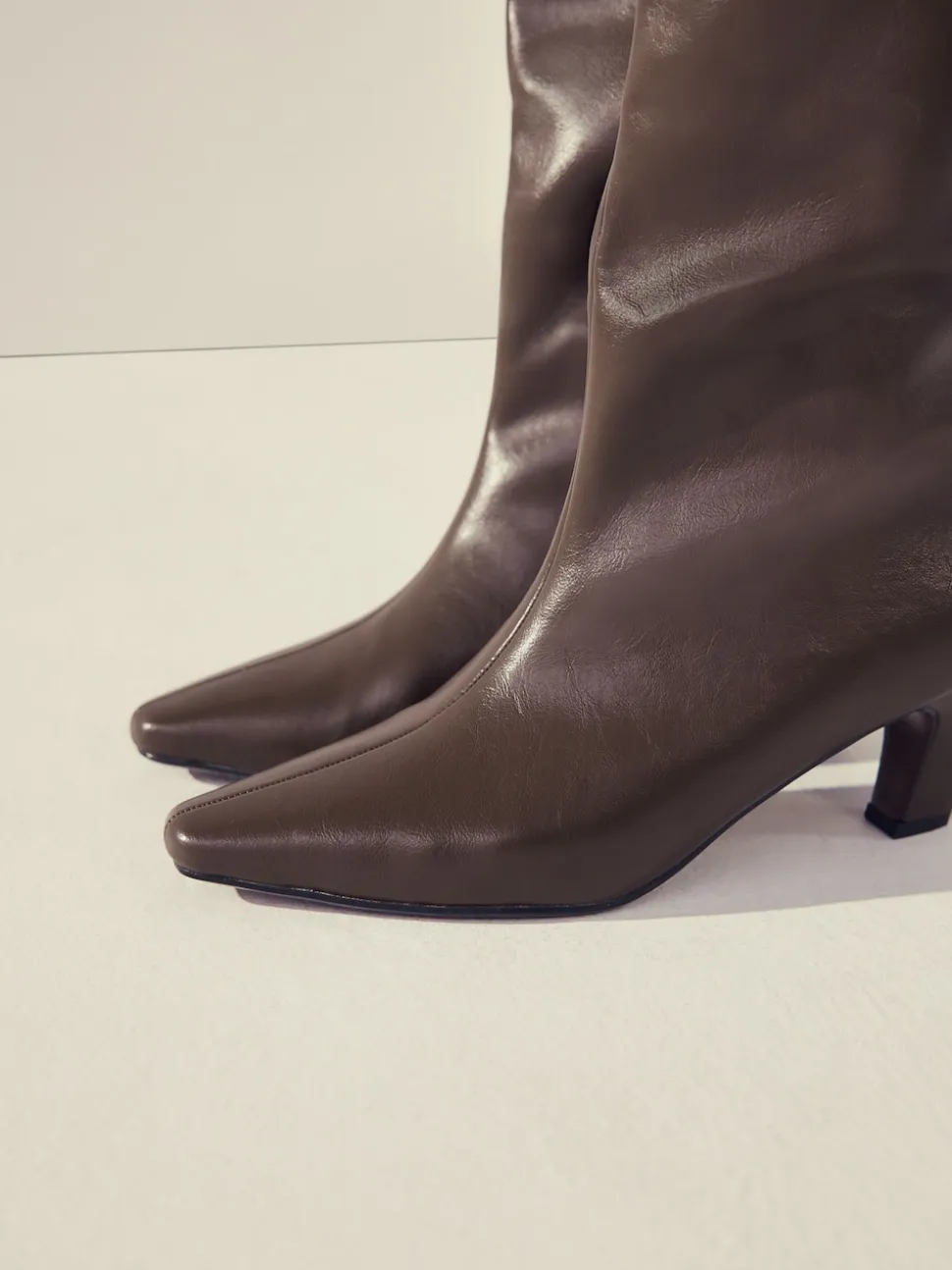 Vert olive - Bottes Forever Comfort® hauteur genou à talons incurvés