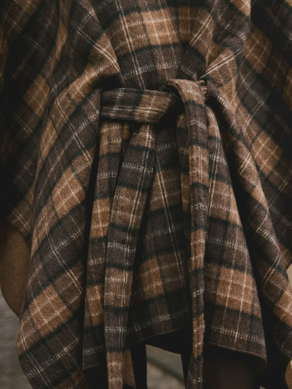 Vérification Brown - Poncho cape enveloppant sur le devant