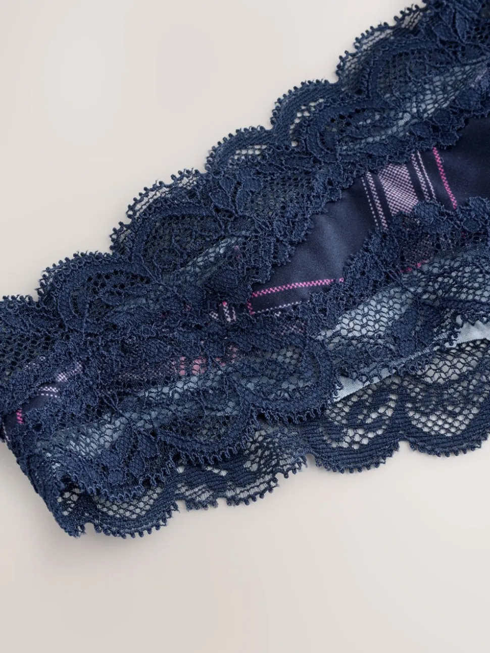 Vérification Marine/Pink - Culotte en résille et dentelle