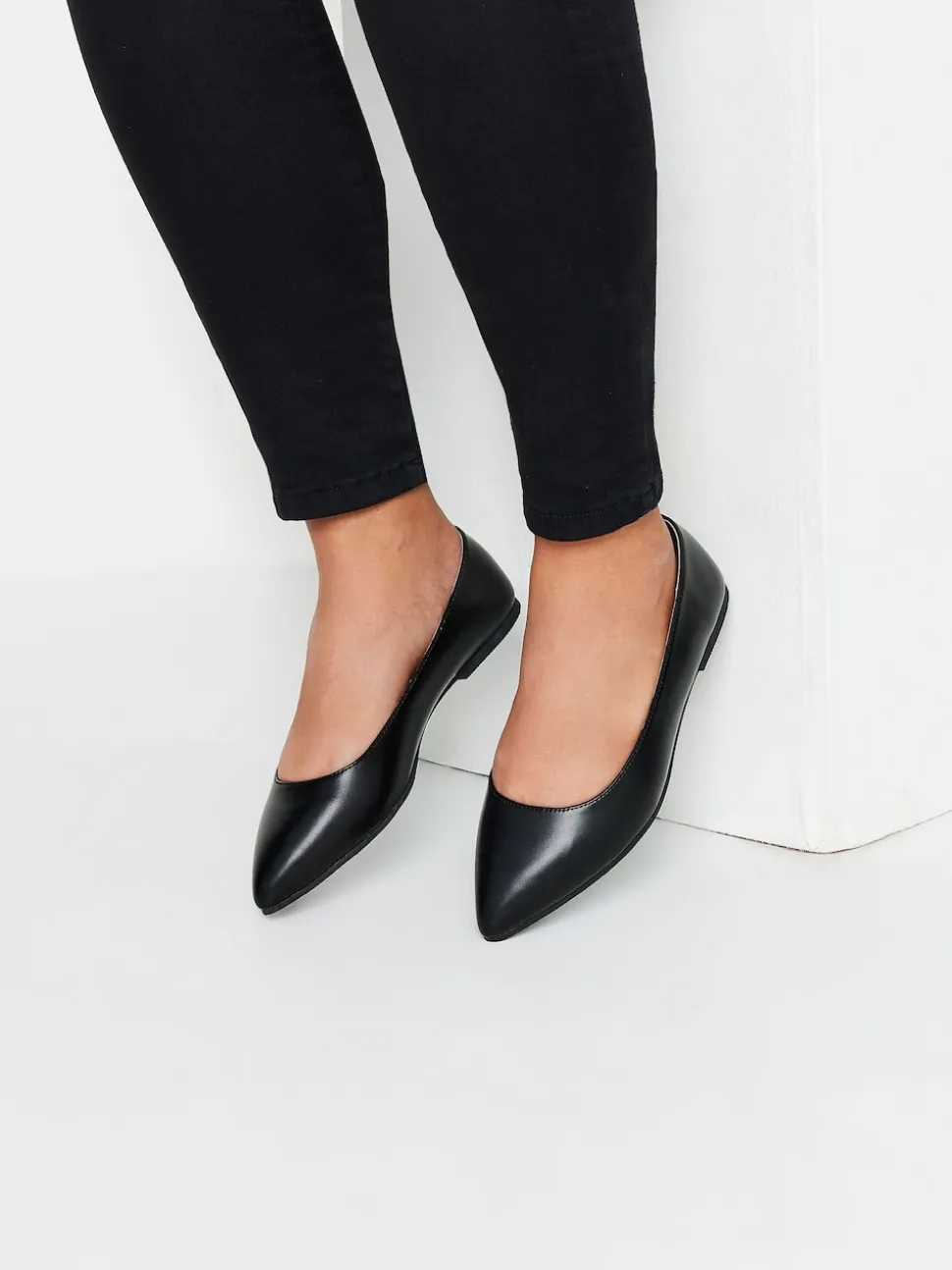 Yours Curve Extra Coupe large Chaussures plates Point PU Chaussures