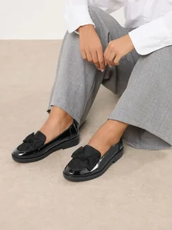 Yours Curve Mocassins vernis à nœud coupe extra large