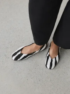 zèbre - Chaussures plates Forever Comfort® en cuir à bout squoval