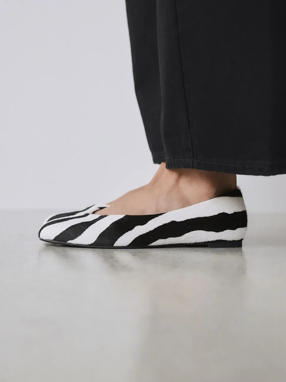 zèbre - Chaussures plates Forever Comfort® en cuir à bout squoval